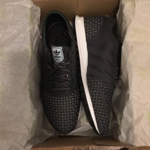  - Helt nya Adidas Los Angeles Woven i storlek 45. Säljes pga fel storlek 