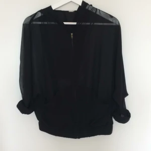  - Långärmad tröja i mesh med fickor och luva. Knappt använd! 