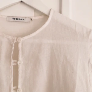  - Rodebjer blus med knappar fram. Använd en gång. Möts upp i Sthlm eller fraktar mot fraktkostnad.