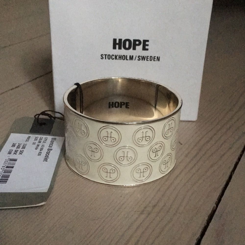 Brand new bracelet in from HOPE Stockholm/Sweden. 100% full metal brass. Color: silver/cream. Comes with all tags and box. New price 1500kr/180EUR. A. Accessoarer.