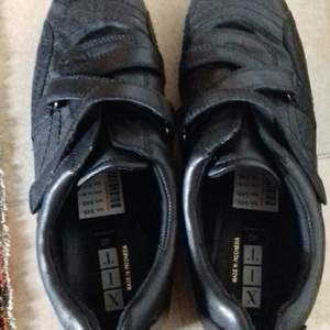 Skor som är oanvänd och kostar över 500 kr när jag köpte. Prismärke finns kvar i skorna.