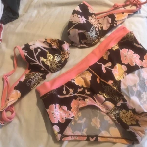  - Bikini, toppen i storlek 75A och underdelen i storlek 36. Köparen står för eventuell frakt