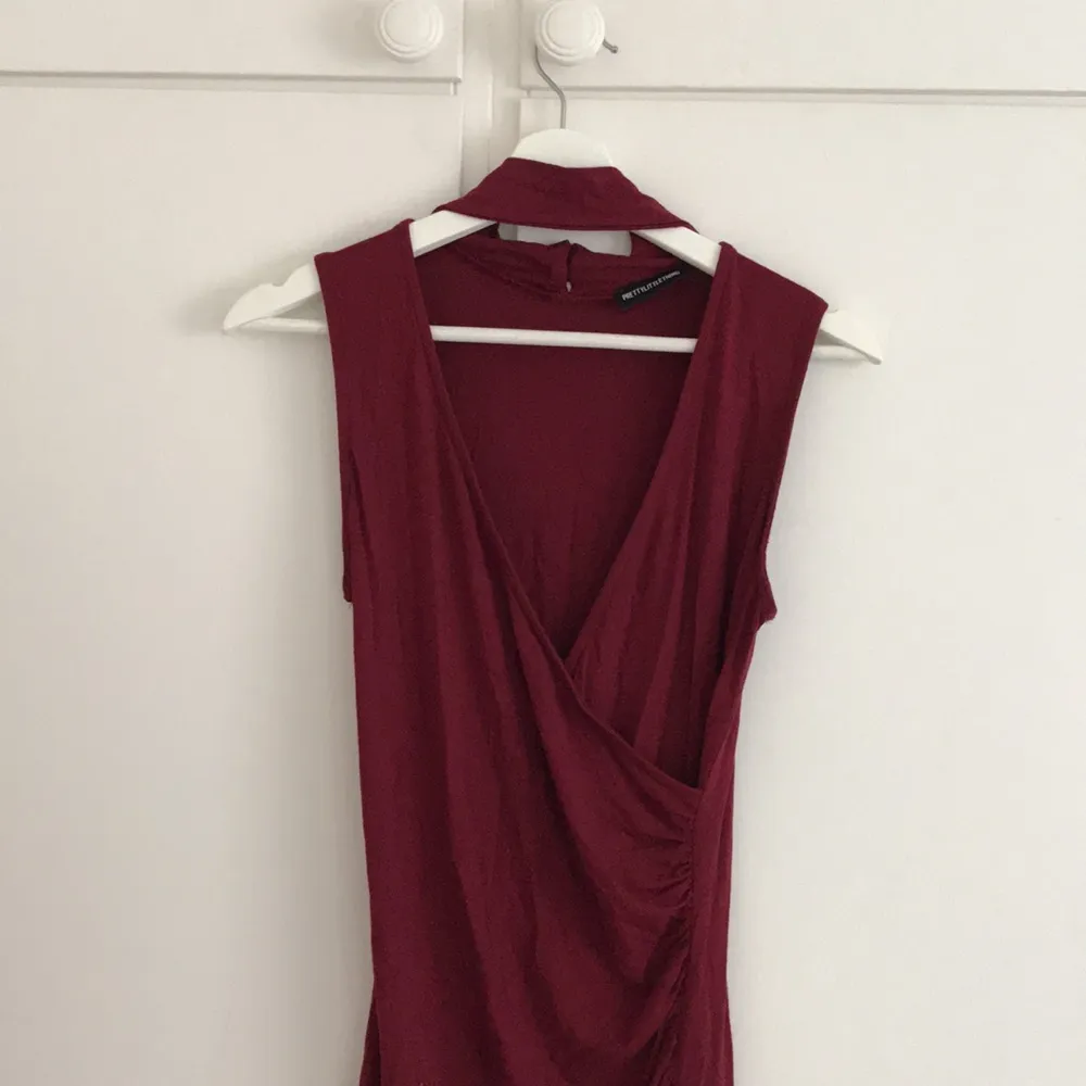 En vinröd klänning i storlek 34, men den är väldigt stretchig så den passar säkert upp till en M också. Använd 1 gång.. Klänningar.