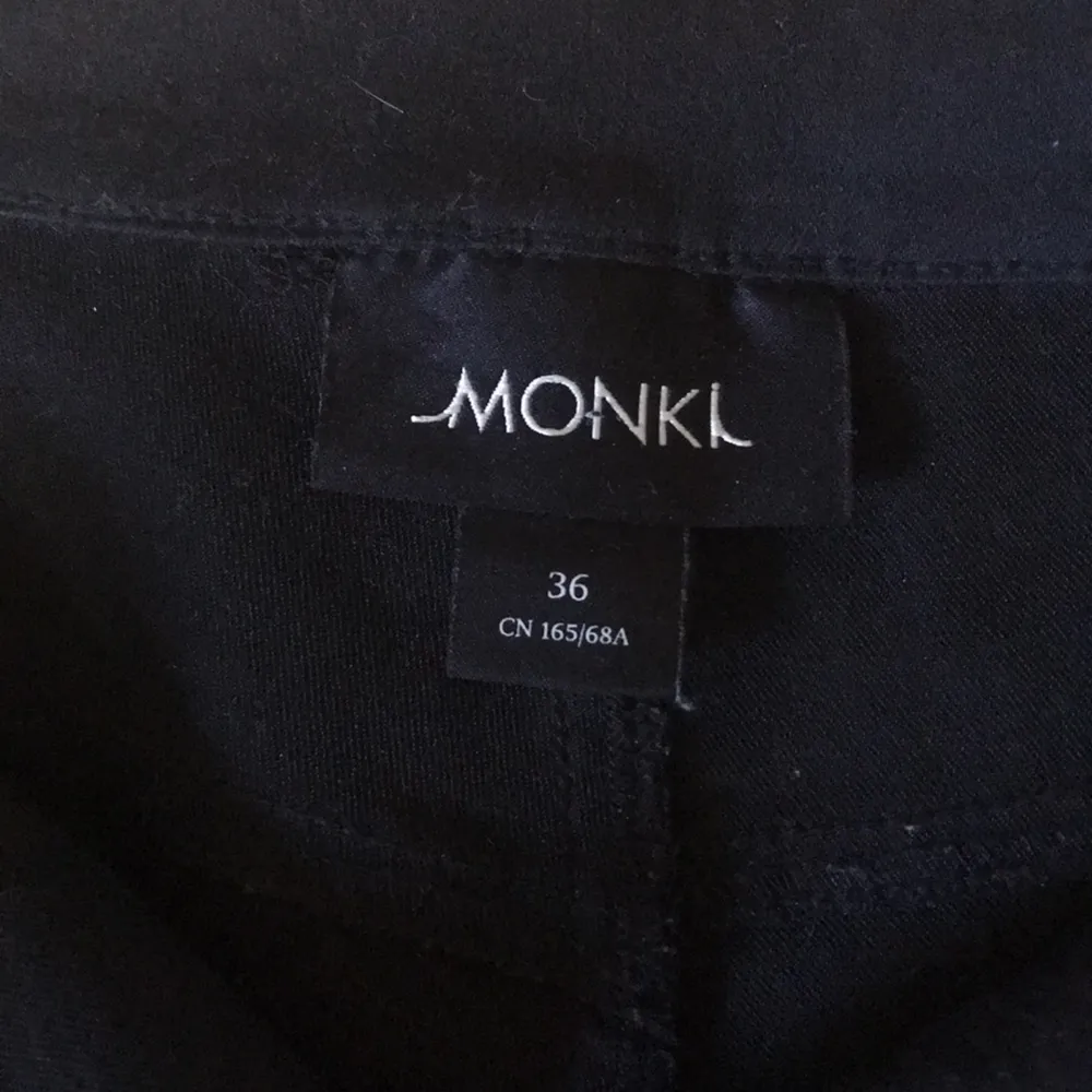 Avklippta utställda svarta byxor med hög midja från MONKI! Stretchigt, skönt material🐊 Köparen står för frakt eller möts upp i Stockholm! . Jeans & Byxor.