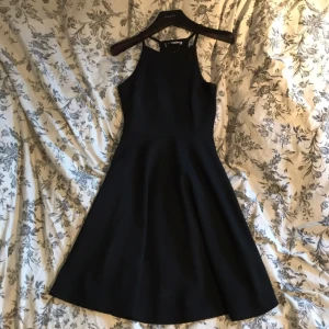  - En ny klänning från gina tricot i storlek XS. Aldrig använd så lappen sitter kvar. 