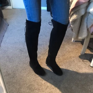  - Jag säljer over knee boots i storlek 38. Väldigt fint skick. Dom har en liten klack på 1 cm, snörning i bak och dragkedja vid foten för att lättare få i foten. Väldigt bekväma men säljs för att jag inte har nån användning för dom. 