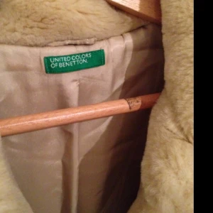 Otroligt mysig fuskpäls i mjukt material. Benvit.  - Otroligt mysig fuskpäls i mjukt material. Benvit. 