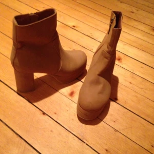  - Sprillans nya beiga klackar i platå. Höst/vår-skor. Ej läder. Använt 1 gång. 70-tals/disco-style! 👌🏽