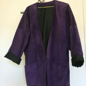  - En riktig mocka-skatt från 80-talet! Oversize, äkta mocka och underbar lila. Passar lätt till kyligasommarnätter eller till höstens intåg. Inte en skråma. Ärmarna går att vika upp och ner. Detaljer: Tryckknapp och två fickor i fram. Snygg och clean! 👌