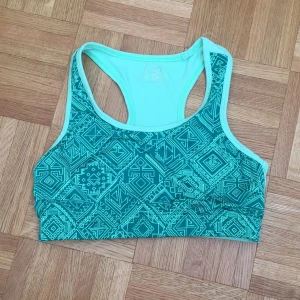  - Grön sport-bh, finns fler i andra färger, säljer massa billiga kläder pga flytt