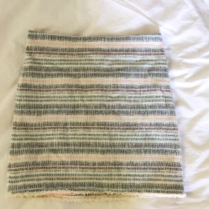  - Tajt kjol med dragkedja baktill och små fransar nedtill och med underkjol. Ingen stretch. Frakt ingår i priset!