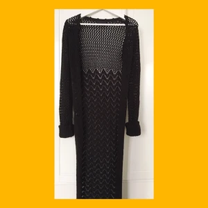  - Lång svart kofta från Tiger Jeans. Stickad med stora maskor och går ända ner till fötterna. Sparsamt använd och i mycket fint skick! 