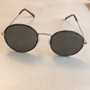  - Trendiga glasögon köpta på Åhléns, märket prestige. Nytt pris 249kr. Liten repa i ena glaset, men inget jag har störts av. Kan mötas upp i Gbg.