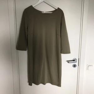  - Jättefin mildgrön klänning. Passar perfekt till både vardag och fest.  Köparen står för frakten :) 