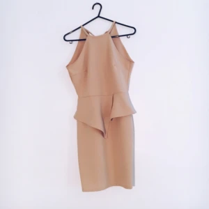  - Fin klänning från Nelly med peplum. Säljes pga av att den sällan används och mest får hänga i garderoben. Kan hämtas i Uppsala eller skickas mot frakt 🌸