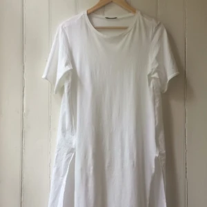  - T-shirtklänning(?) typ. ser ut som tröja fram, och klänning/skjorta bak.  Hämtas i centrala Göteborg eller skickas mot att köpare betala frakt.