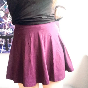  - Mörklila kjol från h&m, aldrig använd endast provad! 