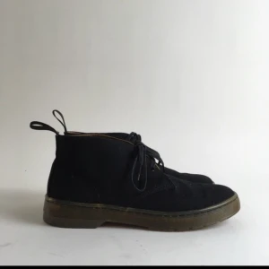  - Dr Martens kängor,storlek 41,svart nästan oanvänd