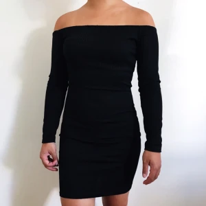  - Off shoulder klänning i tight fit från NLY One i storleken M (passar även S) säljes för 100kr inkl frakt. Betalning sker via swish.