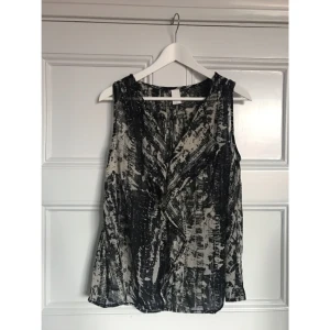  - Mönstrad blus med v-ringning och volanger från Vila. Köparen står för frakten och betalning sker via swish.