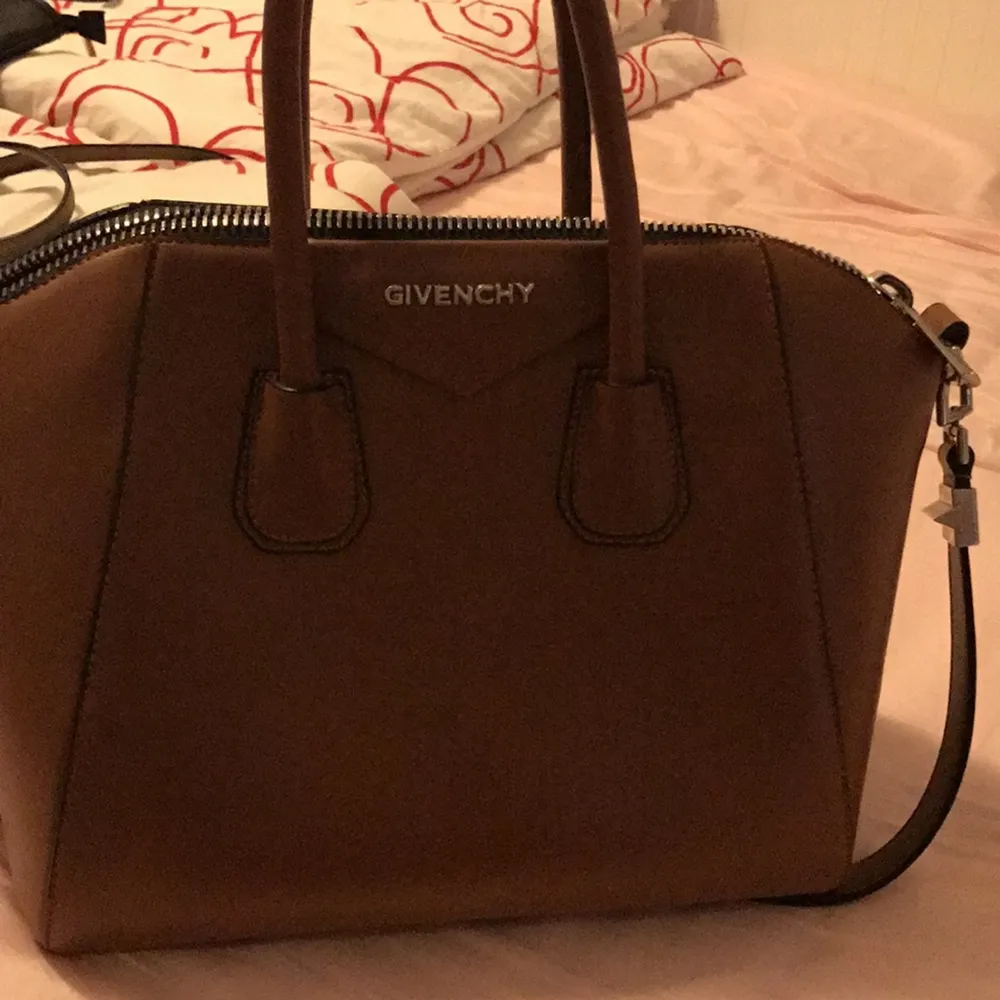 En brun Givenchy väska , köpte flera månader sen , 1 första kopia , det ser ut bra och i ett fint skick  .. priset ingår frakt. Väskor.