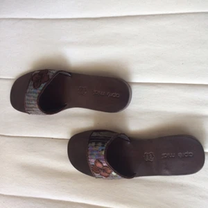  - Wooden brown slip-ins from apré midi. Sequence on top with a decorative flower. Small 38. Try them out!