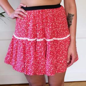 Söt småblommig kjol från Eureka Culture Vintage i Paris. Fint skick och 100 % bomull. Knappt använd! Frakt tillkommer
