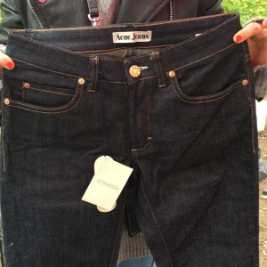  - Oanvända acne  jeans i 26-34! Modellen hep  Nypris 1199kr. Prislapp finns kvar.   Köparen betalar ev frakt.