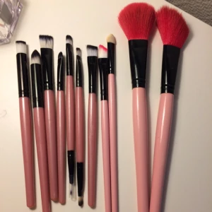  - Säljes endast som paket! De två stora är använda 1-3 gånger men tvättas självklart innan de skickas.