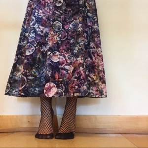  - 70tals klänning, bekväm och snygg. Säljes pga för stor för mig (min längd 160cm)