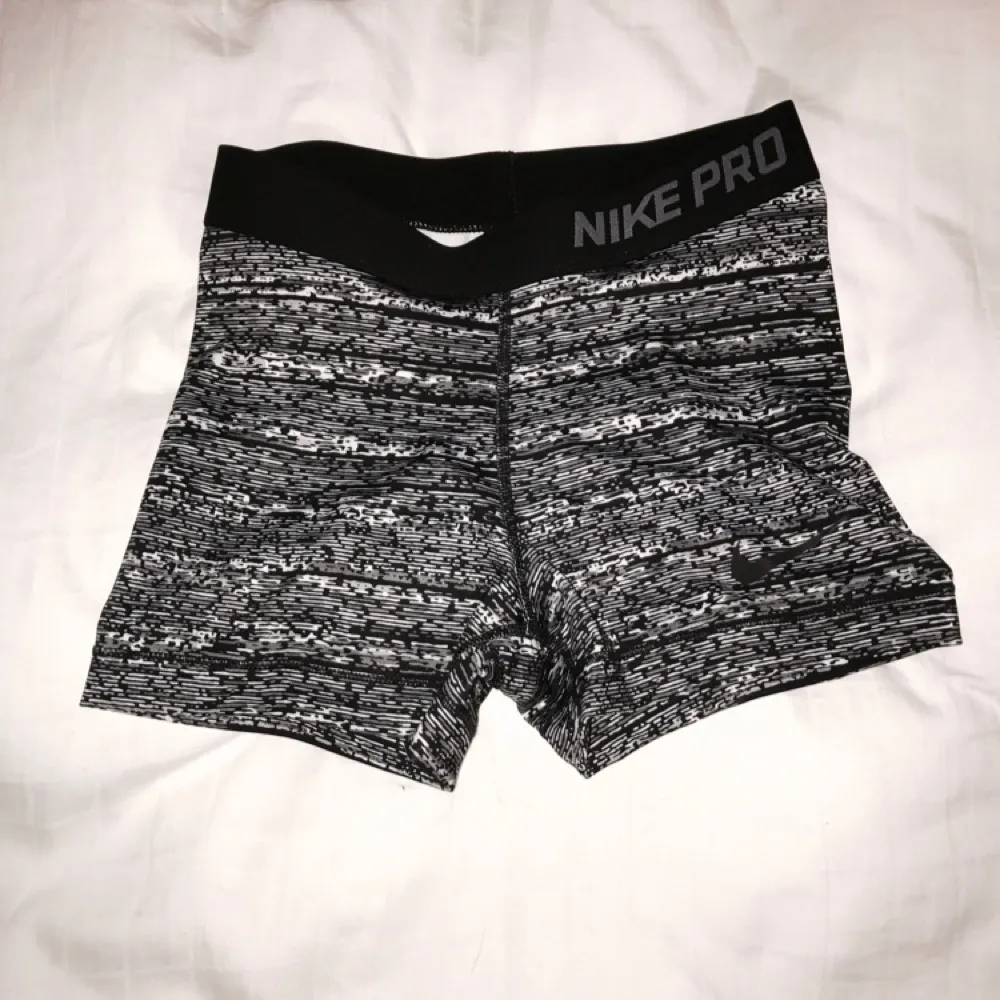 Supersnygga Nike Pro Static Shorts inköpta för ett halvår sedan. Säljer pga aldrig kommit till användning. Formar rumpan snyggt! Orginalpris 399kr. Köpare står för frakt.  . Shorts.