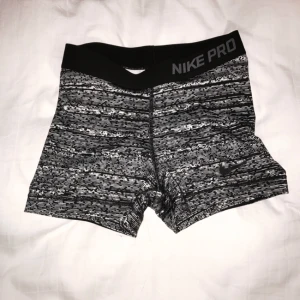 - Supersnygga Nike Pro Static Shorts inköpta för ett halvår sedan. Säljer pga aldrig kommit till användning. Formar rumpan snyggt! Orginalpris 399kr. Köpare står för frakt.  