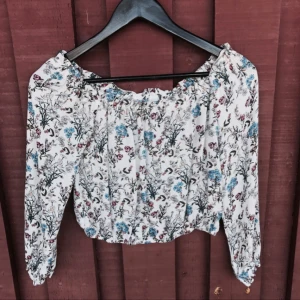  - Jättesöt blus i kort off-shouldermodell från H&M som passar perfekt till ett par höga byxor eller en kjol! Aldrig använd pga inte riktigt min stil🌸 Köpare står för ev frakt💕
