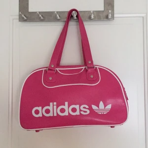  - Rosa Adidas väska.