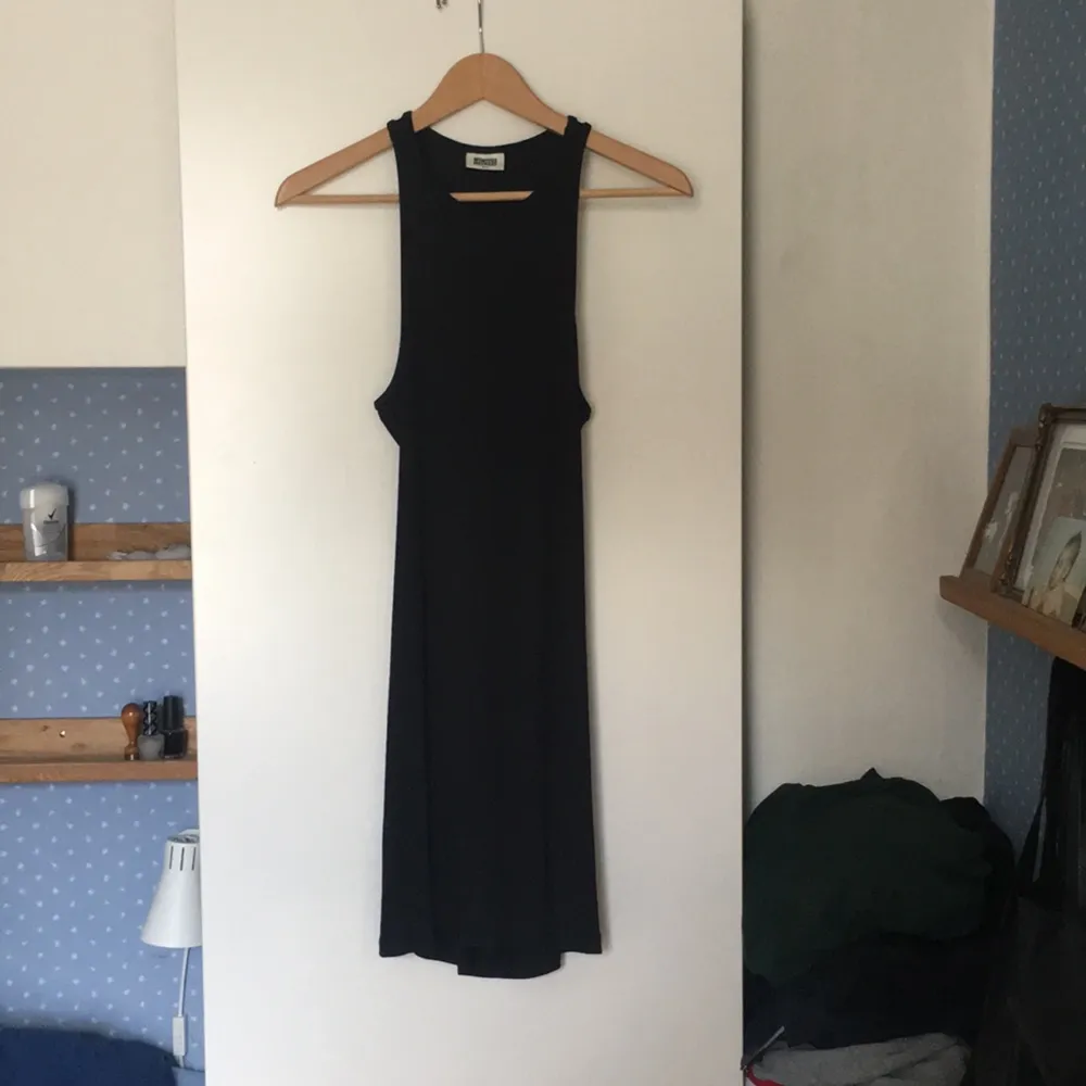 Tight svart klänning från Weekday i snäppet tjockare tyg. Använd ett fåtal gånger. Frakt tillkommer 🌻. Klänningar.