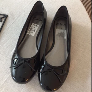  - Hej jag säljer dessa fina nya/oanvända ballerinaskor från Clarks. Tyvärr måste jag sälja dem pga. för små i storleken. Storlek: 38, Färg: Svart