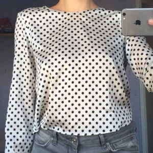  - en blus! med prickar! silky! 