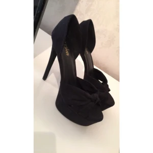  - Jätte fina och bekväma klackar! Aldrig använda. Perfekt nu till sommarfester! Köpare står för frakten