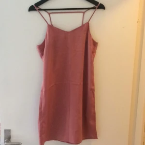  - Klänning från HM, aldrig använd. Superfin på men för liten för mig.  