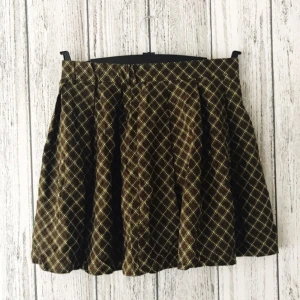  - Mönstrad kjol från Beyond Retro. Säljes för 50kr, frakt tillkommer. Betalning sker via swish.