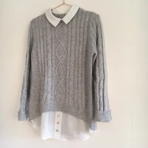  - Snygg stickad tröja med "fejk skjorta" under. Superskönt att slippa krångla med dubbla tröjor och blir inte för varmt. Fint skick. Finns att hämta i Uppsala annars står köpare för frakt 