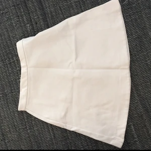  - Jättefin vit kort kjol från other Stories. 