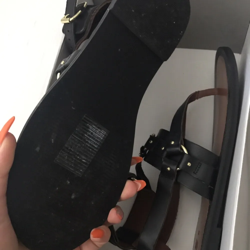 Sandaler från H&M premium quality , äkta läder. Använda en gång så dom ser helt nya ut. Storlek 39.. Skor.