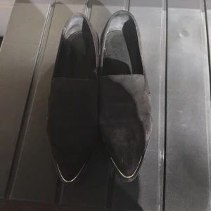  - Snygga Loafers med spetsig tå. Köpte från Bianco sommaren 2016. Använt 3 gånger. Storlek 37.