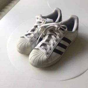  - Nyskick, använda fåtal gånger. Inga slitningar på sula eller i hälen. Storlek 36, 22cm. Nypris 900 