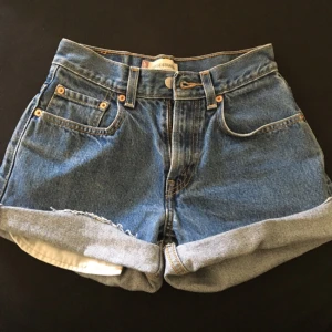  - Fina Levi's shorts. Står w 25 men passar även 24. Frakten är inräknad✨
