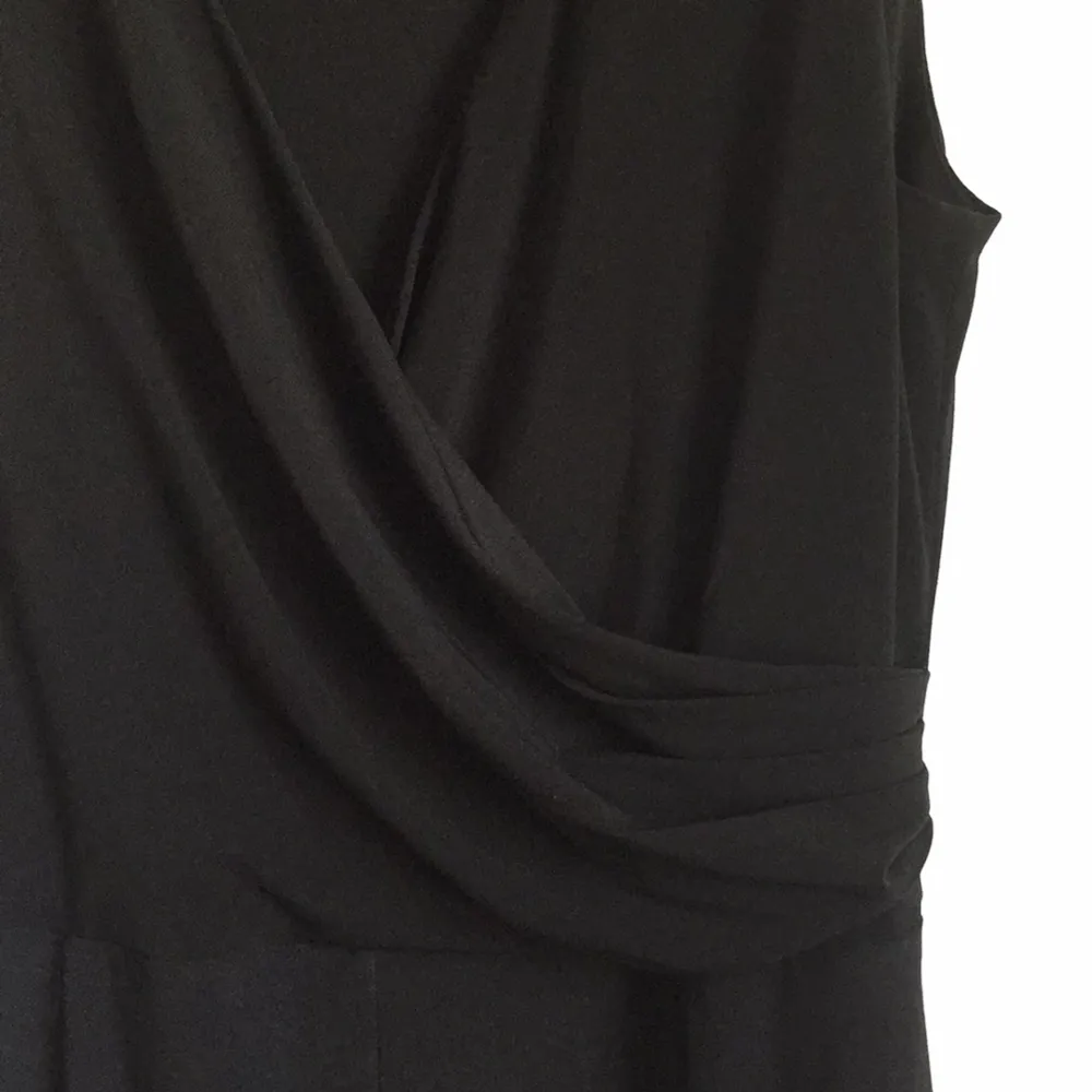 Svart festklänning i stretchigt material ( polyester) från Ralph Lauren. Knappt använd, väldigt fint skick! . Klänningar.