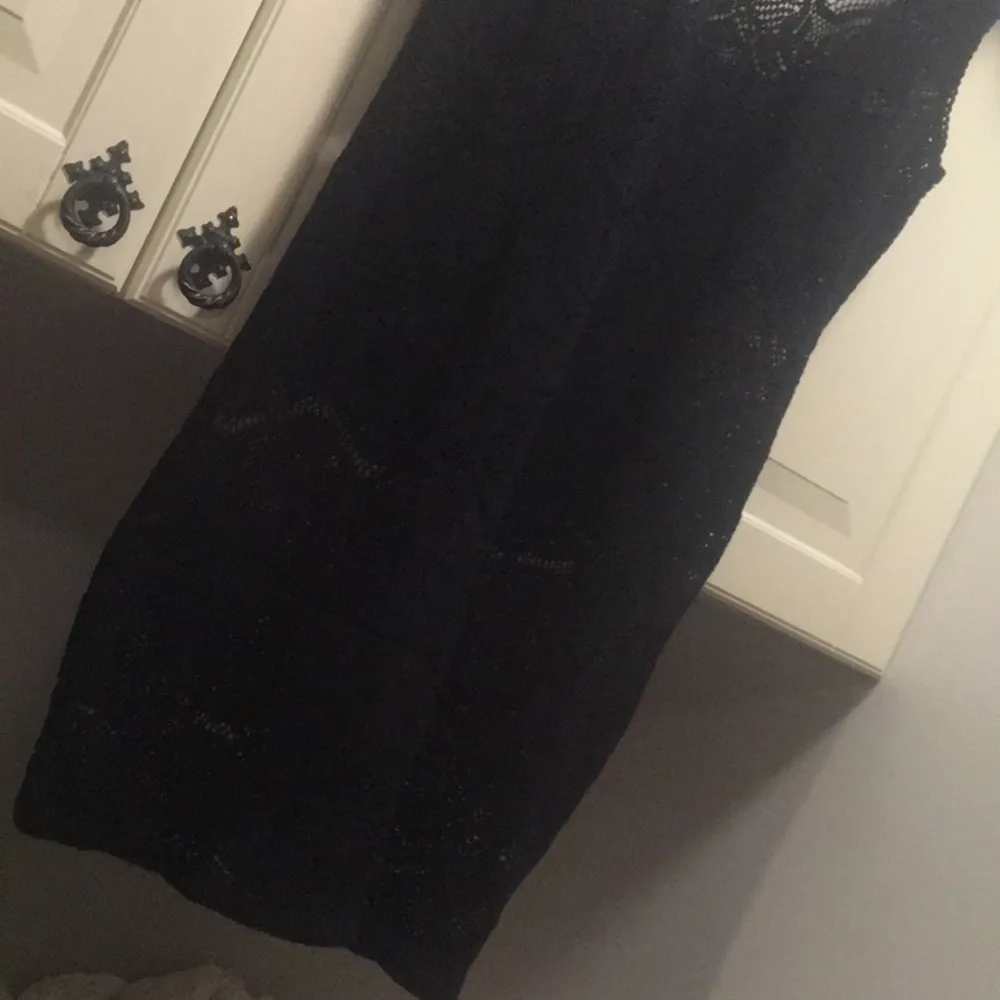 Superfin svart virkad klänning, aldrig använd, storlek 34 men passar även 36. Klänningar.
