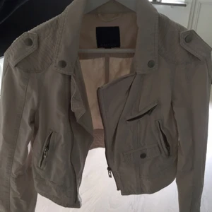  - Jätte fin ljusrosa jeans jacka. Fantastisk till sommar... 