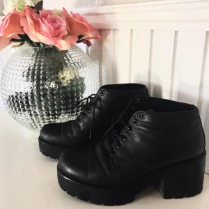  - Populära platåskor från vagabond i skinn. Skorna är i storlek 37. Säljes för 130kr, frakt tillkommer. 